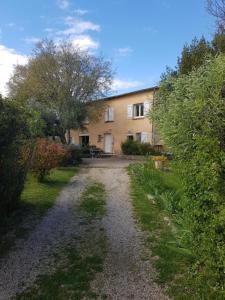 uma casa com uma estrada de cascalho em frente em Cap au Sud Sweet home em Nîmes