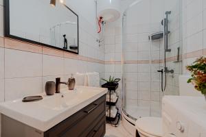 Bilik mandi di Modern Fisherman's Stone House Brna +46 gambar