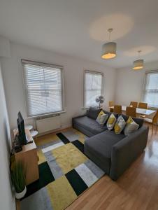 uma sala de estar com um sofá e uma mesa em 2 bedroom apartment in Gravesend 10 mins walk from train station with free parking em Gravesend