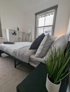 Una cama o camas en una habitación de 2 bedroom apartment in Gravesend 10 mins walk from train station with free parking