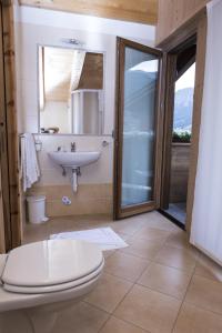 bagno con servizi igienici e lavandino di B&B The King a Livigno