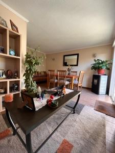 a living room with a table and a dining room at Hostal Damatierra in Los Ángeles