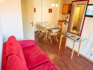 een woonkamer met een rode bank en een tafel bij Appartement Valfréjus, 2 pièces, 6 personnes - FR-1-468-65 in Valfréjus
