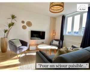 un salon avec un canapé, des chaises et une télévision dans l'établissement La Quintessence - 2 chambres - 6 couchages - ASCENSEUR, à Arras