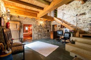 Brion de Arriba的住宿－卡薩多組勒若鄉村民宿，一个带石墙的大客厅