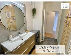 une salle de bain avec un lavabo et un miroir dans l'établissement La Quintessence - 2 chambres - 6 couchages - ASCENSEUR, à Arras 22 autres photos