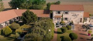 - une vue aérienne sur une maison avec un jardin dans l'établissement Hôtel Le Clos Badan, à Nuits-Saint-Georges