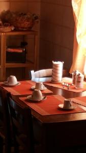 モンテプルチャーノにあるL'Angolino di Martienaのテーブル(皿、スプーン付)