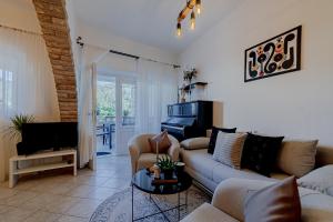 Ruang duduk di Modern Fisherman's Stone House Brna
