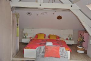 una camera da letto con un grande letto con cuscini gialli e arancioni di la loire et ses chateaux a Montlouis-sur-Loire