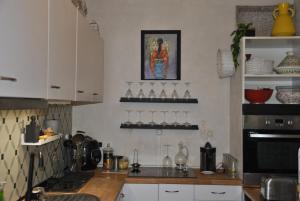 une cuisine avec des placards blancs et un comptoir dans l'établissement la loire et ses chateaux, à Montlouis-sur-Loire