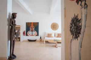 瓦塔姆的住宿－Rafiki Tamu Residential Resort，客厅配有沙发和桌子