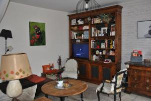 a living room with a couch and a tv at la loire et ses chateaux in Montlouis-sur-Loire