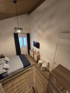 - une chambre avec un lit, un bureau et une télévision dans l'établissement Tre Lati b&b, à Case del Bevano