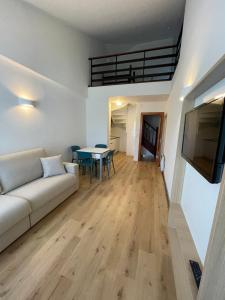 sala de estar con sofá y mesa en Apartamentos Dunas de Liencres, en Boó de Piélagos