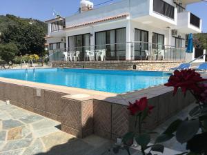 una piscina di fronte a una casa di Adult Only - Hotel Suzanna ad Achladies