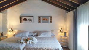 A bed or beds in a room at Molino Los Justos - Casa Vieja- Algarinejo by Ruralidays Még 20 kép