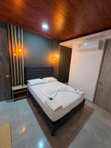 ein Schlafzimmer mit einem großen Bett in einem Zimmer in der Unterkunft Hotel Almalu in Aguachica
