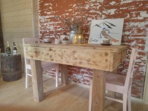 - une table en bois dans une chambre avec 2 chaises dans l'établissement Grotini, 