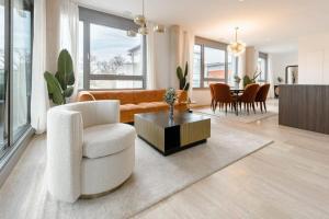 卢森堡Modern 2BR in Central Luxembourg Near Old Town的客厅里有一张沙发和一张桌子。