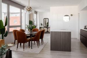 卢森堡Modern 2BR in Central Luxembourg Near Old Town的厨房兼餐厅，配有桌椅