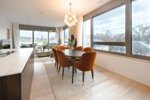 卢森堡Modern 2BR in Central Luxembourg Near Old Town的厨房兼餐厅，配有桌椅