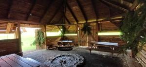 a room with a bench and a table in a cabin at Modrzewie in Międzylesie