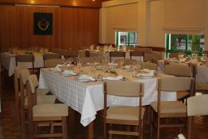 ein Konferenzraum mit langen Tischen und Stühlen in der Unterkunft Hotel de Arganil in Arganil