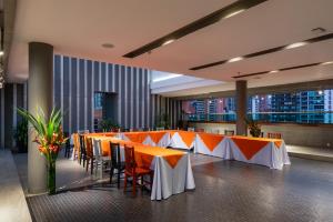 Restaurace v ubytování Hotel Holiday Inn Express & Suites Medellin by IHG
