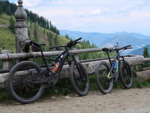 dos bicicletas estacionadas junto a una valla de madera en Neuhaus-Hof by FeWo-PLAN REIT100, en Reith im Alpbachtal