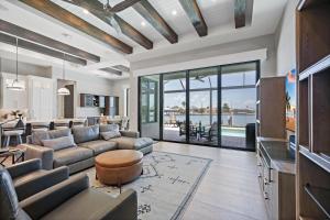 een woonkamer met een bank en een tafel bij Luxurious home with pool/spa and huge water view in Marco Island