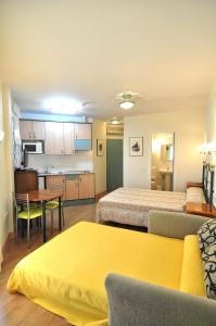 Habitación de hotel con 2 camas y cocina en Hotel Apartamentos Aralso Sotillo, en La Lastrilla