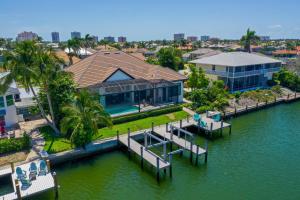 een luchtfoto van een huis aan het water bij Luxurious home with pool/spa and huge water view in Marco Island
