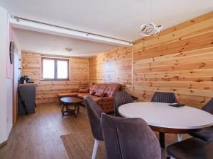 una camera con divano, tavolo e sedie di Cozy House with Sauna near Durmitor National Park a Žabljak Altre 9 foto