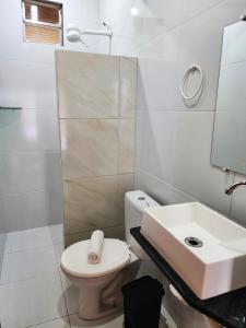 biała łazienka z toaletą i umywalką w obiekcie Pousada Nossa Casa Barreirinhas w mieście Barreirinhas
