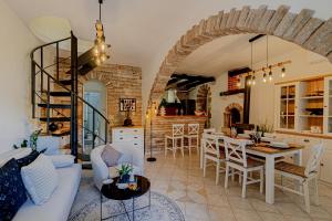 Ruang duduk di Modern Fisherman's Stone House Brna