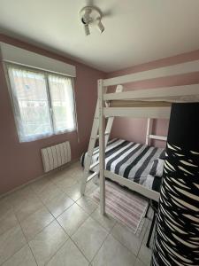 L'escale في Subles: غرفة نوم مع سرير بطابقين مع سلم