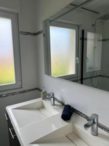 L'escale في Subles: حمام به مغسلتين ومرآة كبيرة