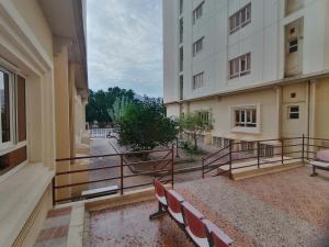 einen leeren Balkon mit Stühlen in einem Gebäude in der Unterkunft Nizwa Hotel Apartments in Nizwa