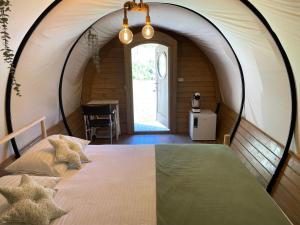 um quarto com uma cama grande numa tenda em White Spring Glamping em Câmpulung Moldovenesc