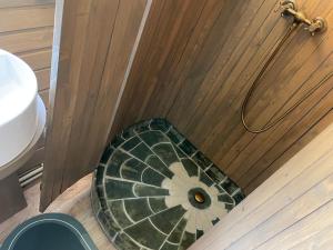 una vista aérea de un baño con aseo frente a una puerta en White Spring Glamping, en Câmpulung Moldovenesc 23 fotos más