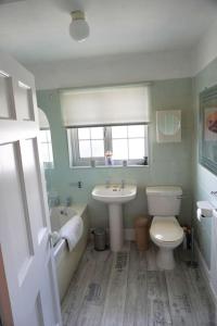 een badkamer met een wastafel, een toilet en een wastafel bij Central City Centre 3 bedroom home Private Parking in Plymouth