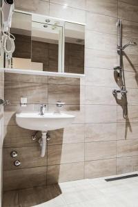 uma casa de banho com um lavatório e um espelho em Hotel Rođo em Teslic