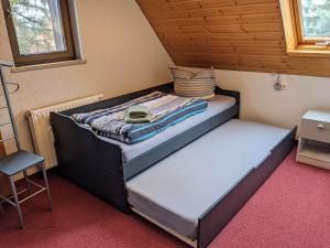 ein kleines Zimmer mit einem Bett und einem Stuhl in der Unterkunft Ferienwohnung Dresden Nickern in Dresden