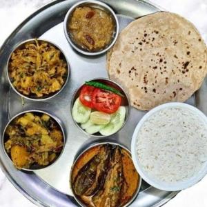 un plato de comida con diferentes tipos de comida. en Royal Guest House, en Calcuta