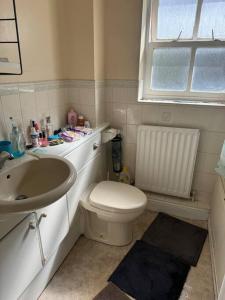 Kylpyhuone majoituspaikassa Spacious,warm room in London