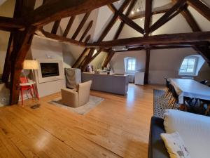 una gran sala de estar con suelo y vigas de madera. en Clos St Eusebe en coeur de ville en Auxerre
