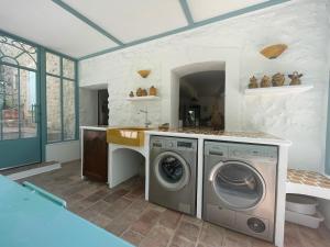 - une buanderie avec un lave-linge et un sèche-linge dans l'établissement Le MAS des BANYONS, à Mougins