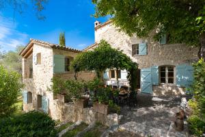 une vue extérieure de la maison dans l'établissement Le MAS des BANYONS, à Mougins