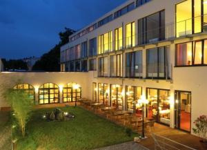 un grand bâtiment avec une pelouse devant lui dans l'établissement Hotel Balneolum Superior, à Quedlinbourg